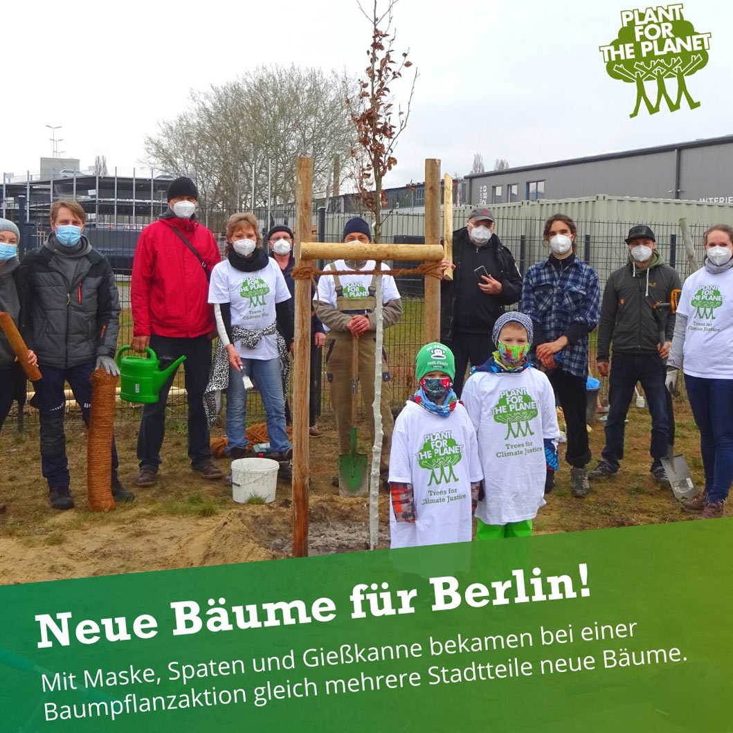 Wolfgang Rahn neben seinen Mitakteuren und einem Setzling