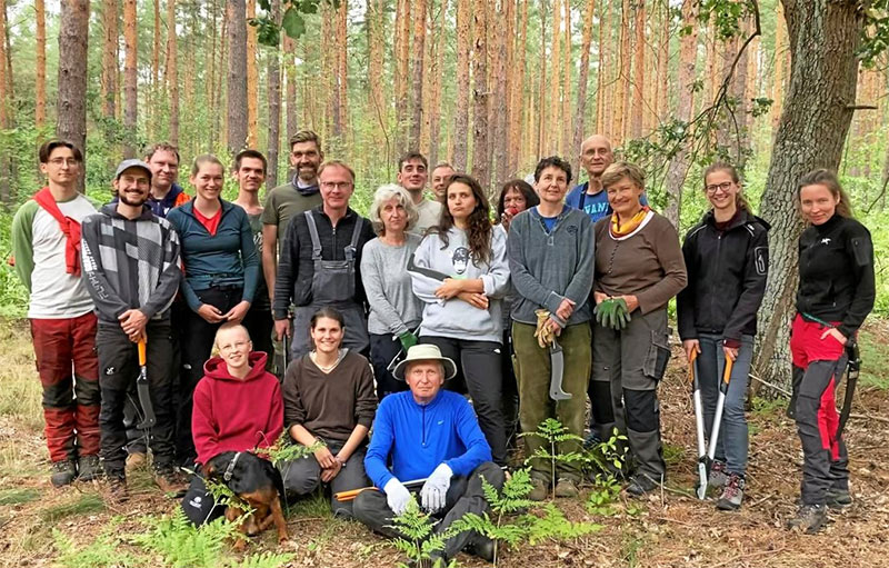 Mitstreiter der Pflanzaktion auf dem Gelände der Dampflokfreunde