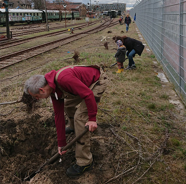 Pflanzaktion auf dem Gelände der Dampflokfreunde
